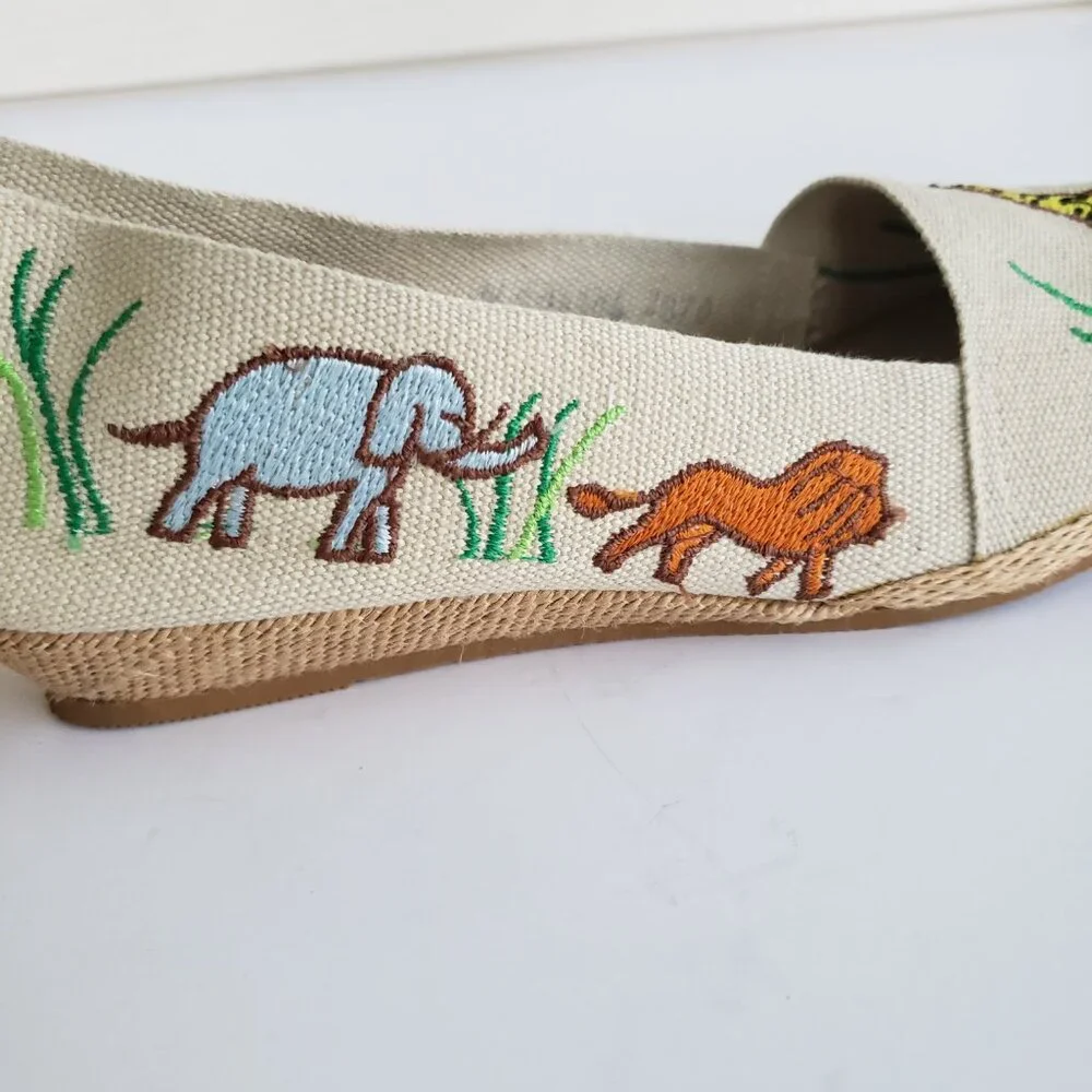 Vintage 70s/80s Margery Wind by Beacon wild animals embroidered canvas shoes